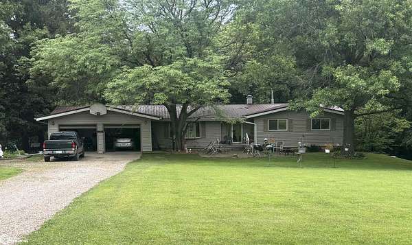 4.47 Acres of Residential Land with Home for Sale in Ottumwa, Iowa