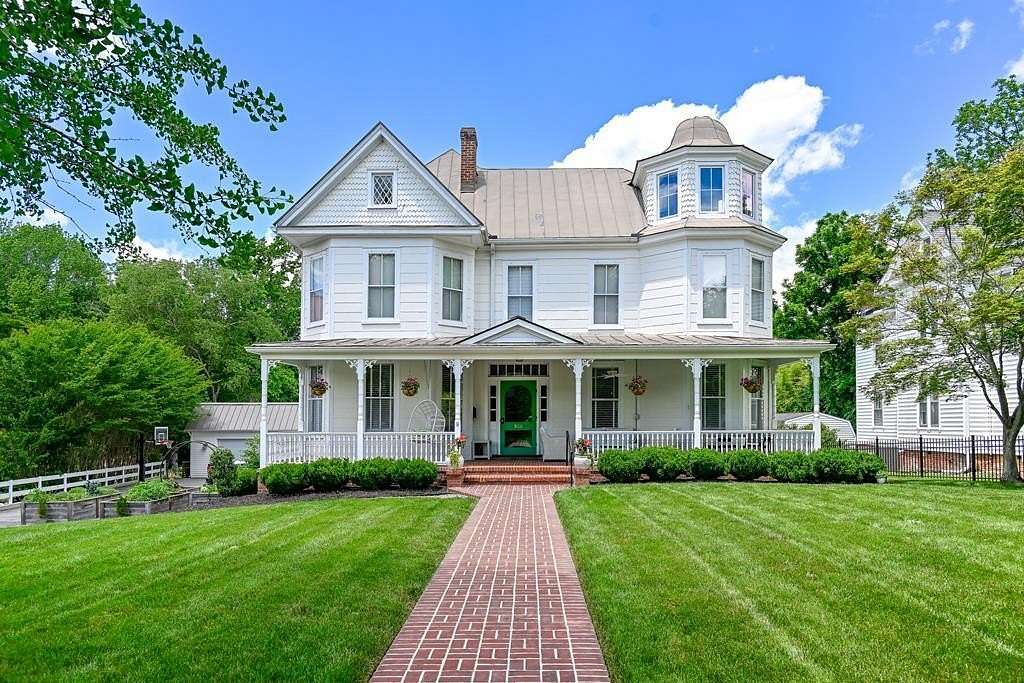 2.4 Acres of Residential Land with Home for Sale in Farmville, Virginia