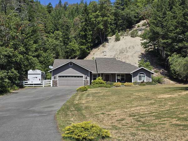 7.52 Acres of Residential Land with Home for Sale in Grants Pass, Oregon