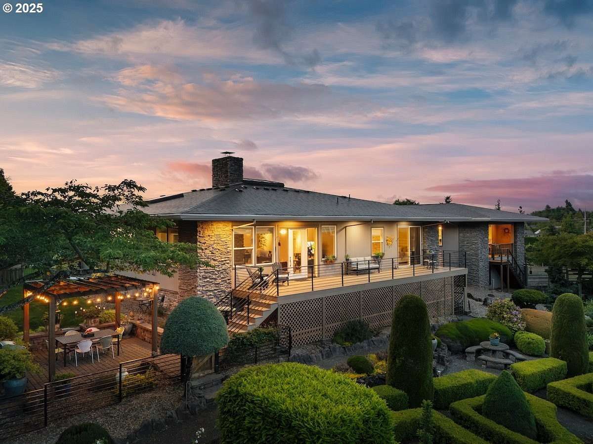 5.13 Acres of Residential Land with Home for Sale in Stafford, Oregon