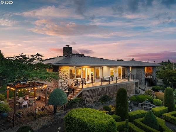 5.13 Acres of Residential Land with Home for Sale in Stafford, Oregon