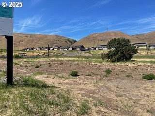 0.91 Acres of Mixed-Use Land for Sale in Wishram, Washington
