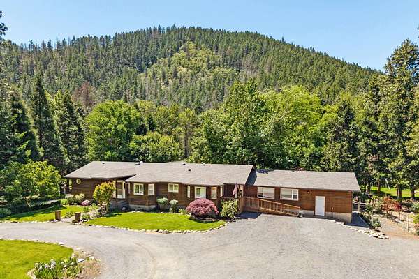 3.89 Acres of Residential Land with Home for Sale in Jacksonville, Oregon