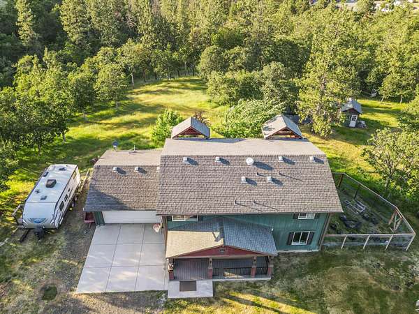 5.39 Acres of Land with Home for Sale in Eagle Point, Oregon