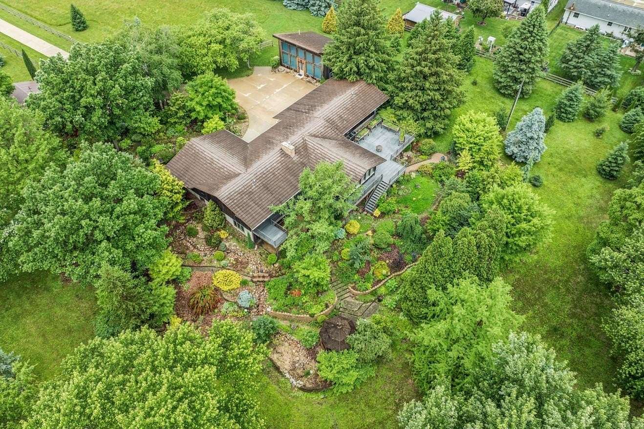 8 Acres of Residential Land with Home for Sale in Independence, Iowa