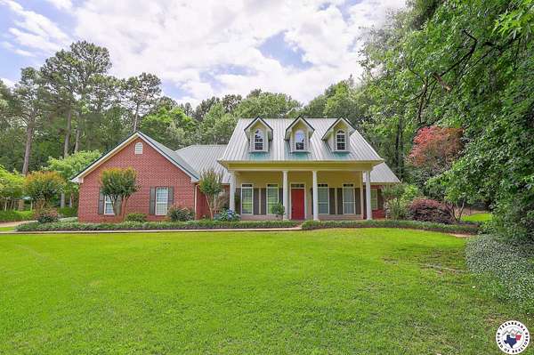 2.75 Acres of Residential Land with Home for Sale in Texarkana, Texas