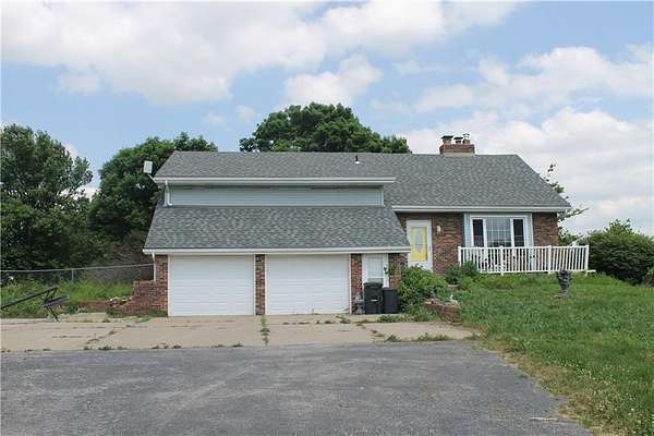 2.75 Acres of Residential Land with Home for Sale in Leavenworth, Kansas