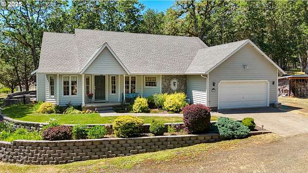 5 Acres of Residential Land with Home for Sale in Roseburg, Oregon