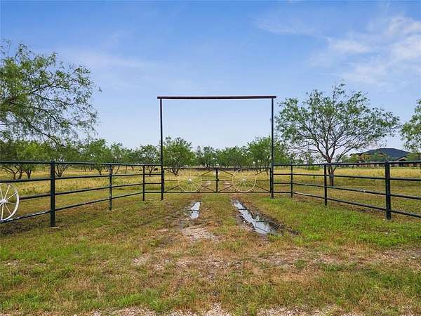 11.5 Acres of Land for Sale in Corsicana, Texas