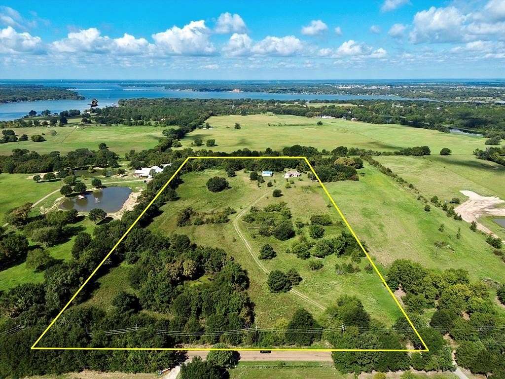 19.1 Acres of Land with Home for Sale in Gun Barrel City, Texas
