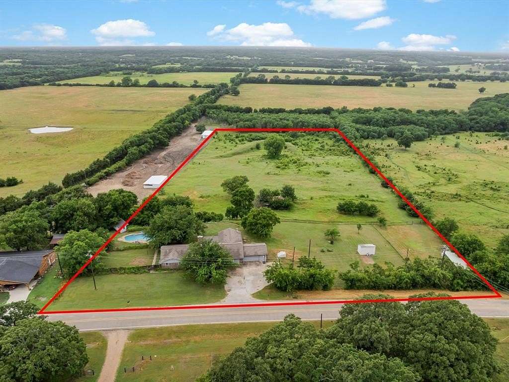 9 Acres of Residential Land with Home for Sale in Leonard, Texas