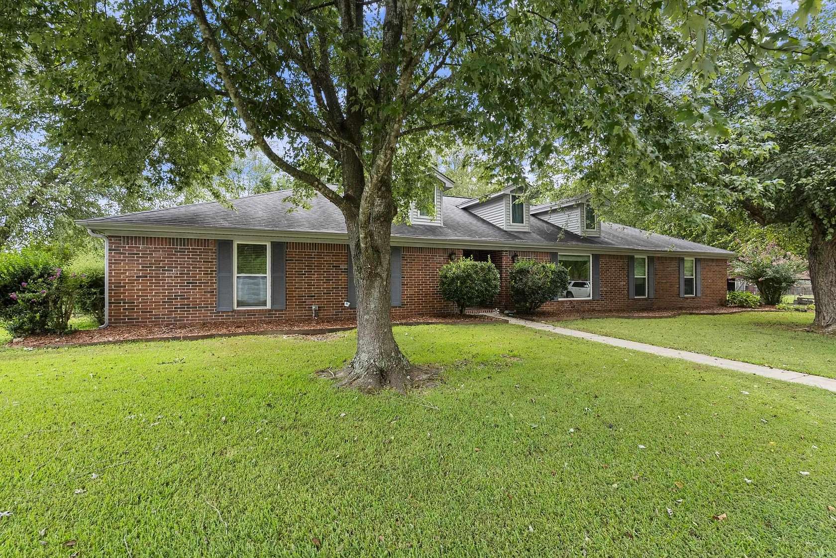 1.57 Acres of Residential Land with Home for Sale in Greenbrier, Arkansas