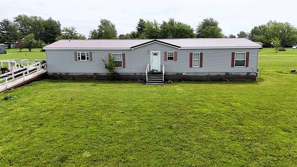 1.5 Acres of Residential Land with Home for Sale in Fairfield, Illinois