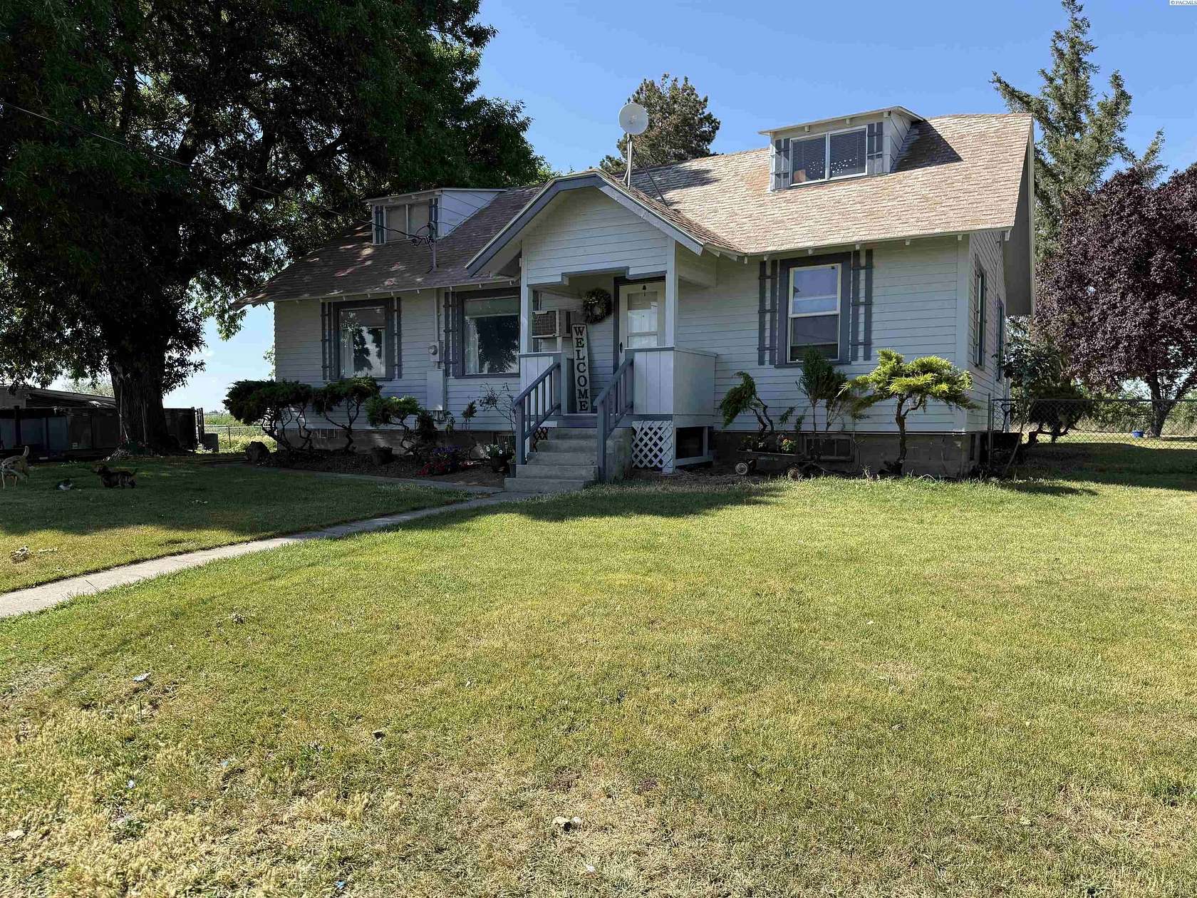 8.68 Acres of Land with Home for Sale in Prosser, Washington