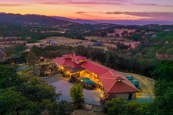 6.62 Acres of Residential Land with Home for Sale in Medford, Oregon