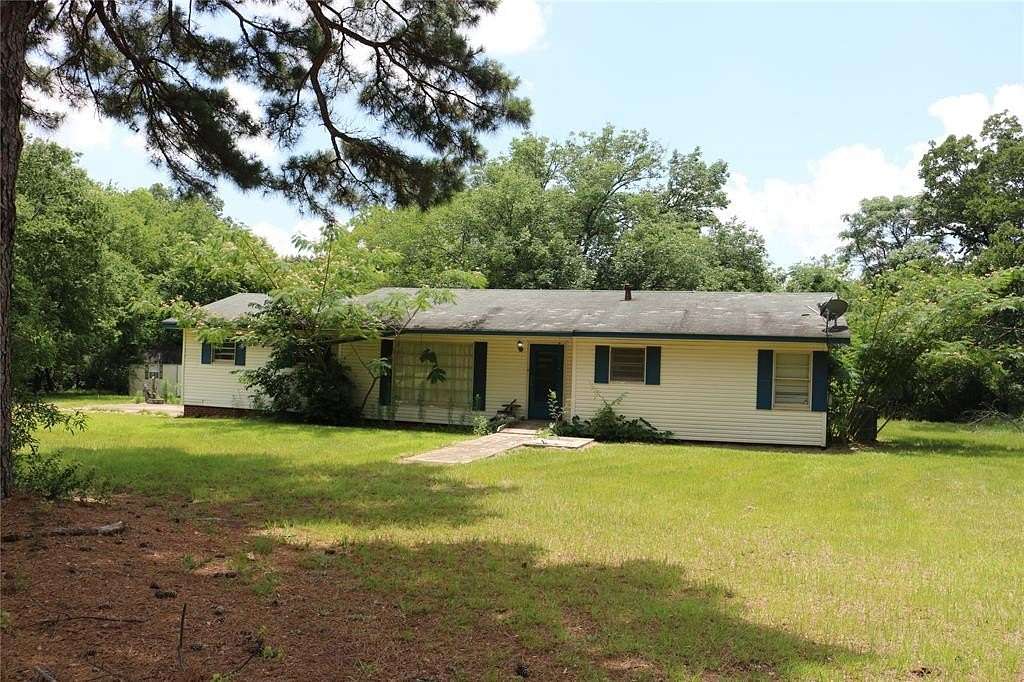 1.6 Acres of Residential Land with Home for Sale in Gladewater, Texas