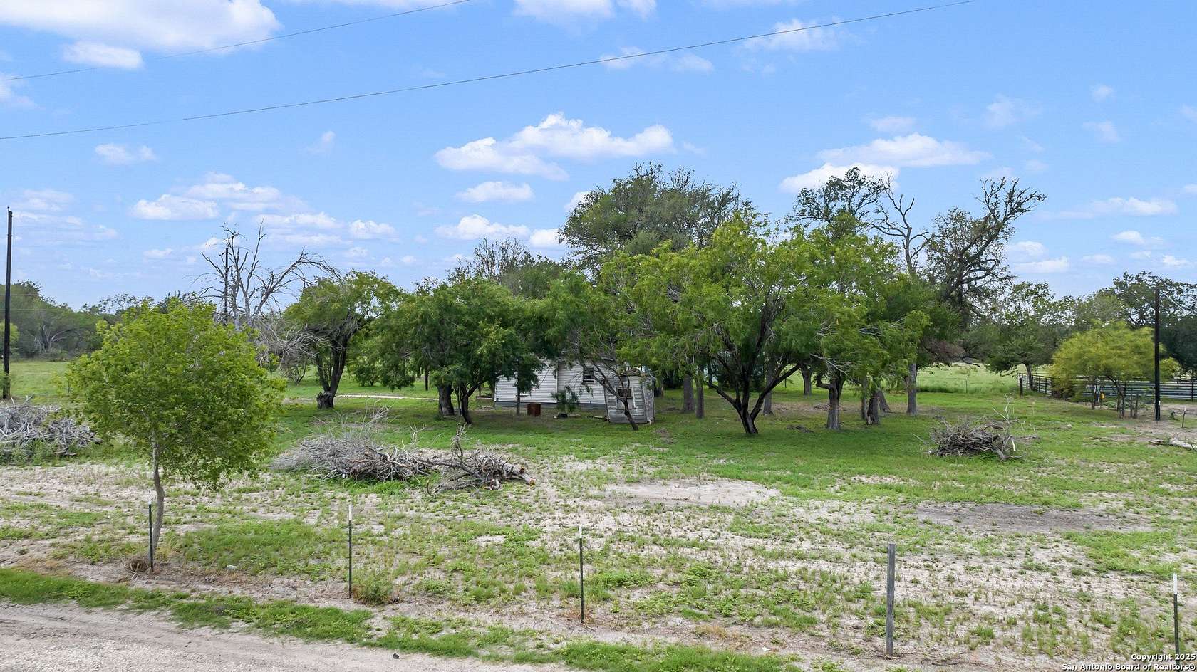 1 Acre of Residential Land for Sale in Floresville, Texas