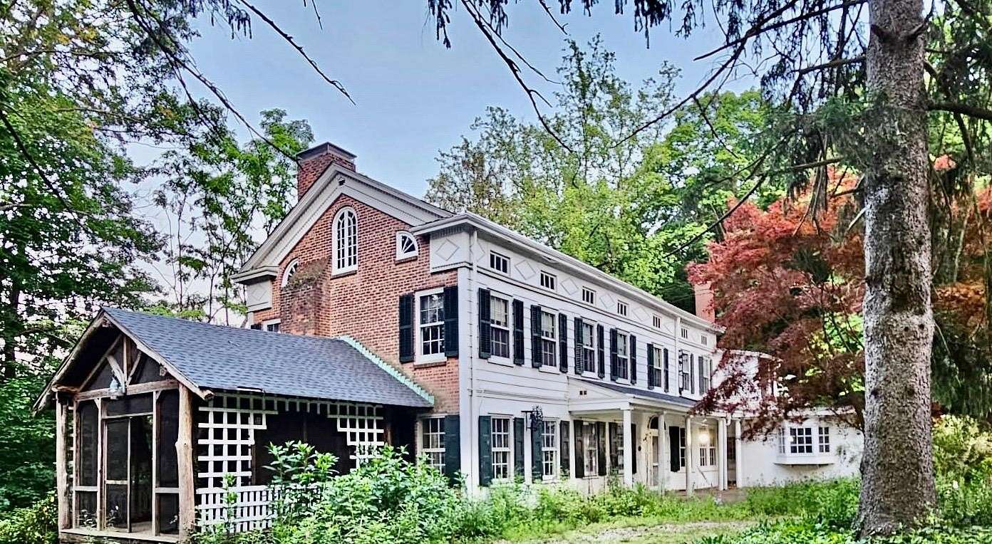 4.15 Acres of Residential Land with Home for Sale in Roslyn, New York