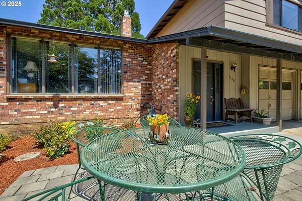 5.65 Acres of Residential Land with Home for Sale in Roseburg, Oregon