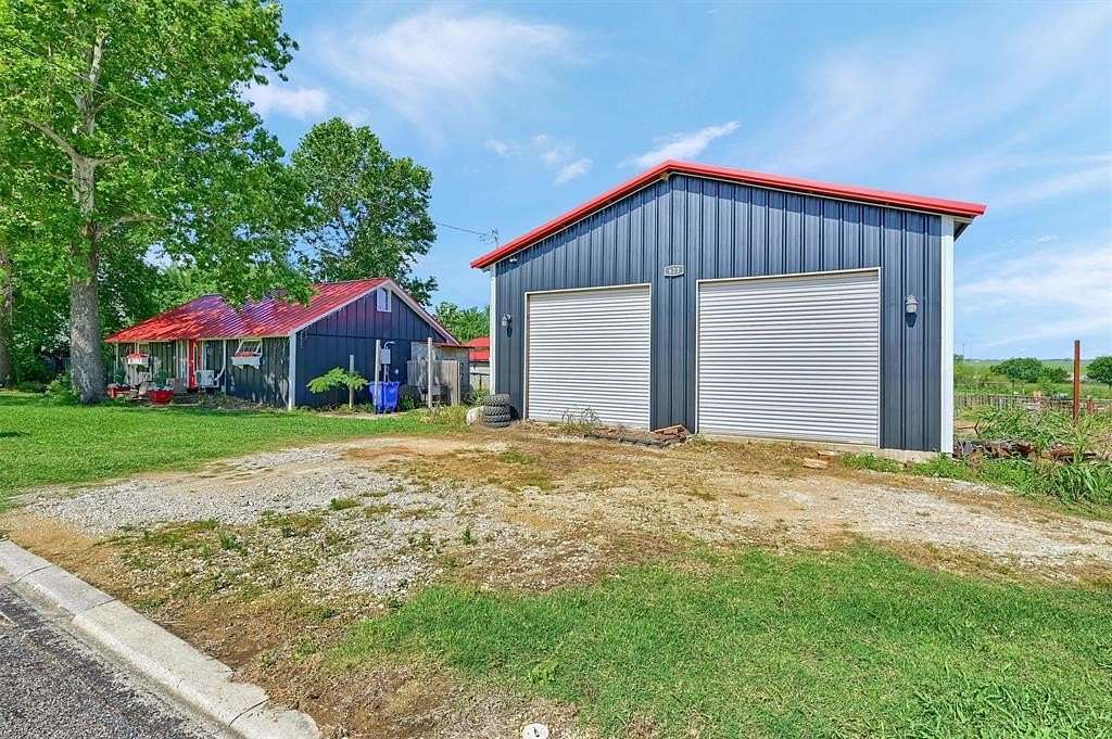 30 Acres of Land with Home for Sale in Whitesboro, Texas