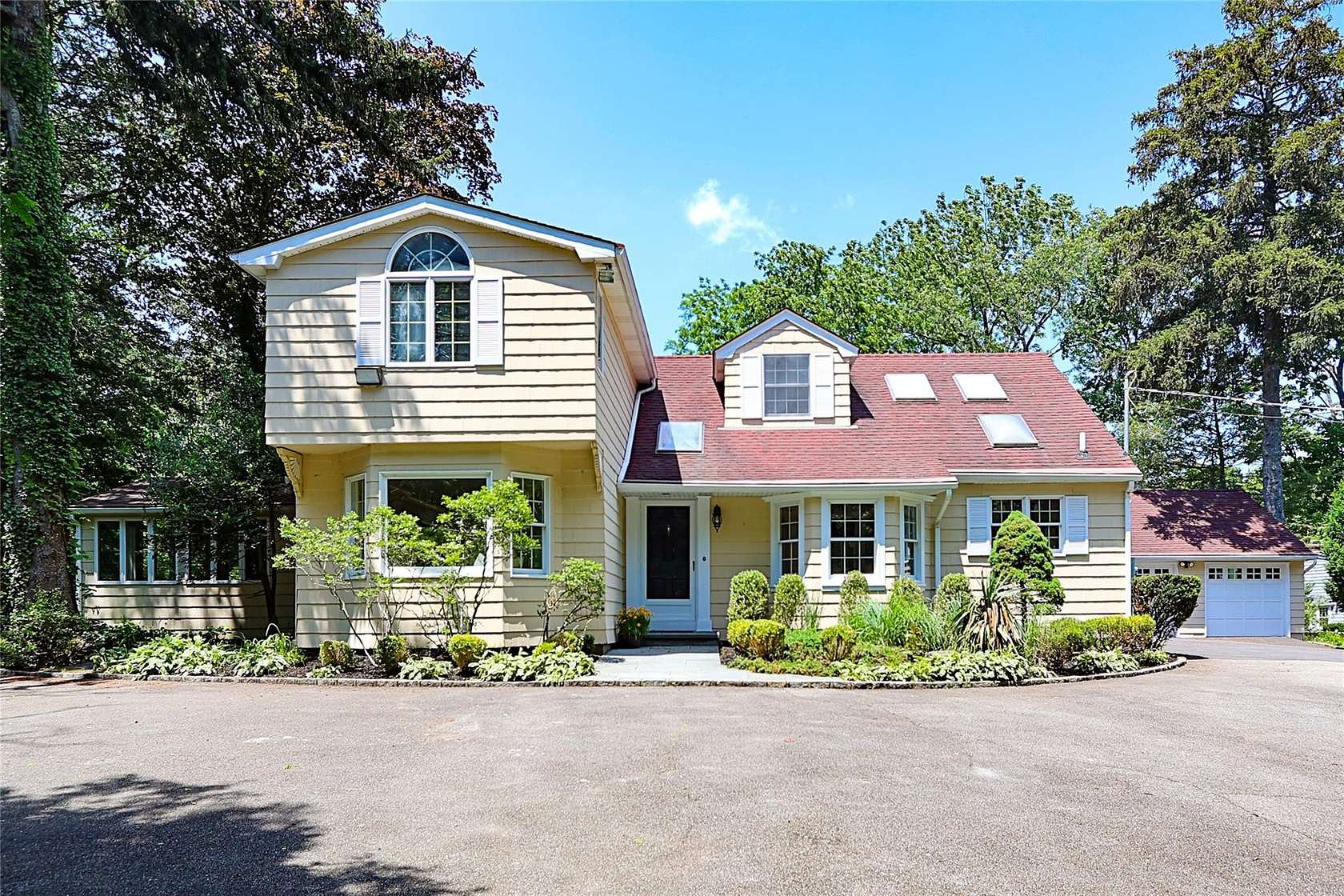 1.75 Acres of Residential Land with Home for Sale in Woodbury, New York