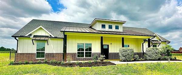 2 Acres of Residential Land with Home for Sale in Grandview, Texas