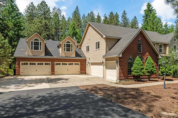 2.62 Acres of Residential Land with Home for Sale in Spokane, Washington