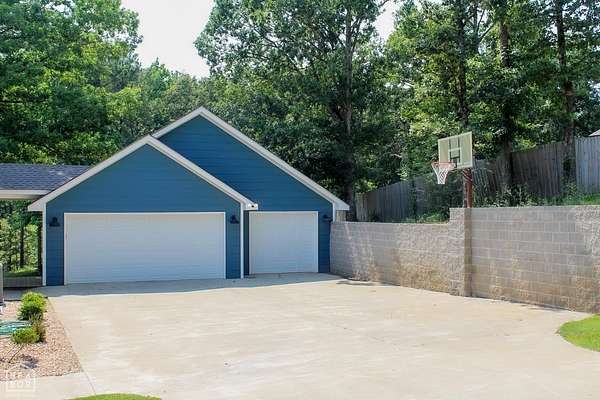 3.5 Acres of Residential Land with Home for Sale in Jonesboro, Arkansas