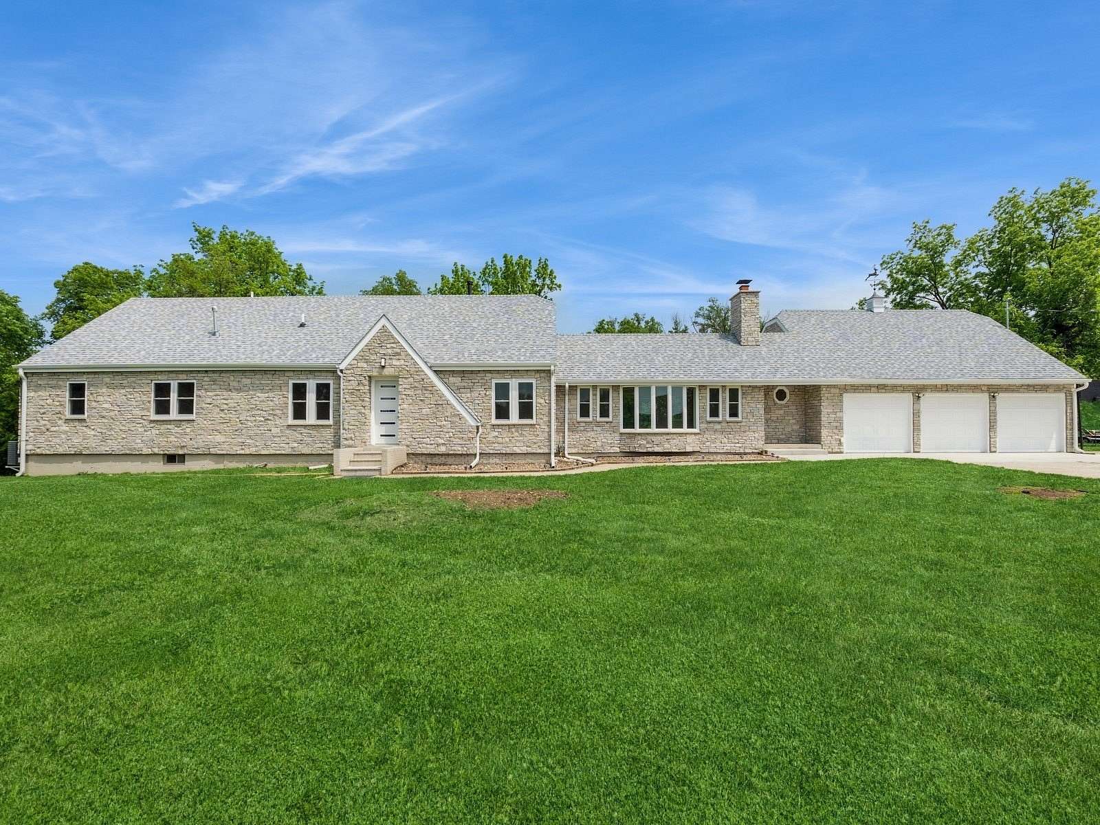 2.2 Acres of Residential Land with Home for Sale in Des Moines, Iowa