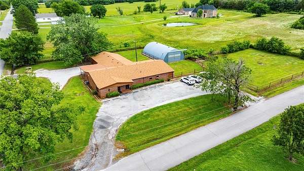 4 Acres of Improved Commercial Land for Sale in Henryetta, Oklahoma