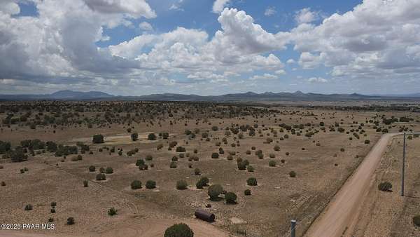 280 Acres of Land for Sale in Paulden, Arizona