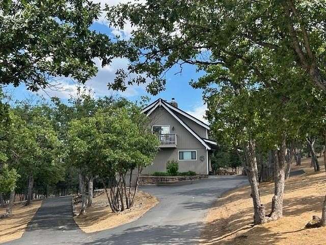 3.2 Acres of Residential Land with Home for Sale in Yreka, California