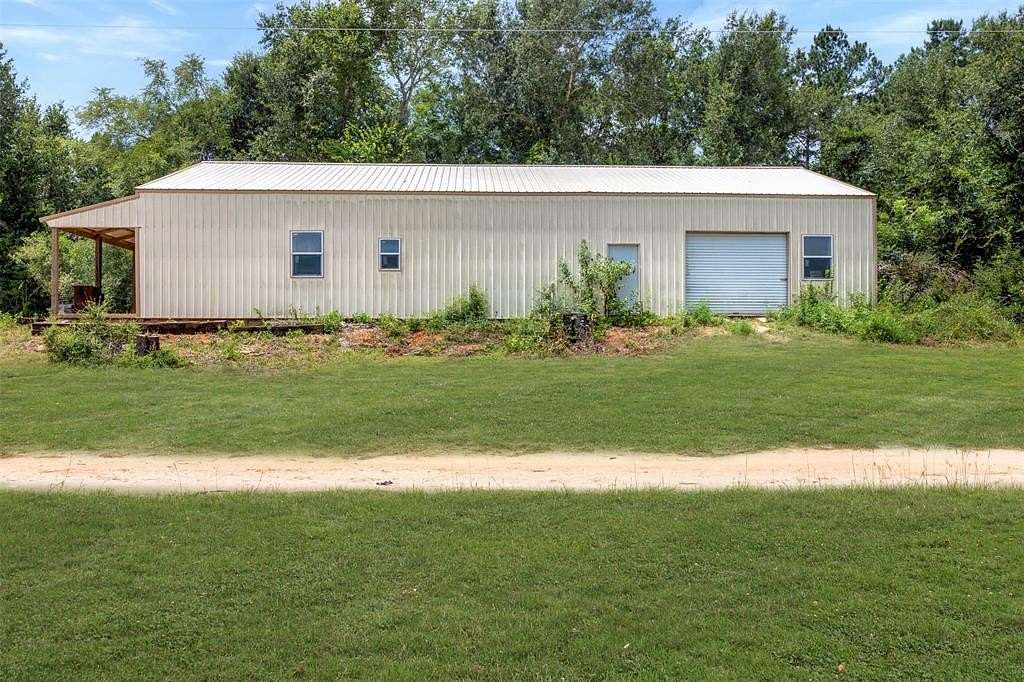 33.6 Acres of Land with Home for Sale in Oakwood, Texas