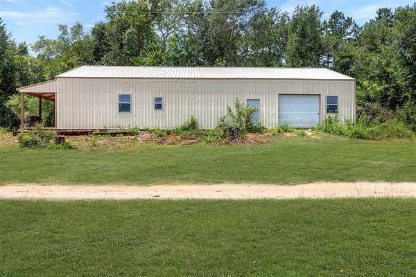 33.6 Acres of Land with Home for Sale in Oakwood, Texas