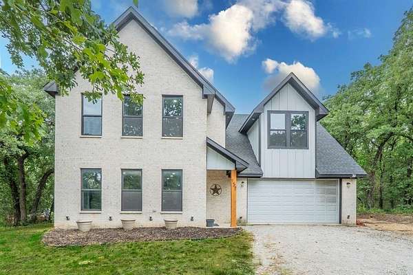 9 Acres of Residential Land with Home for Sale in Boyd, Texas