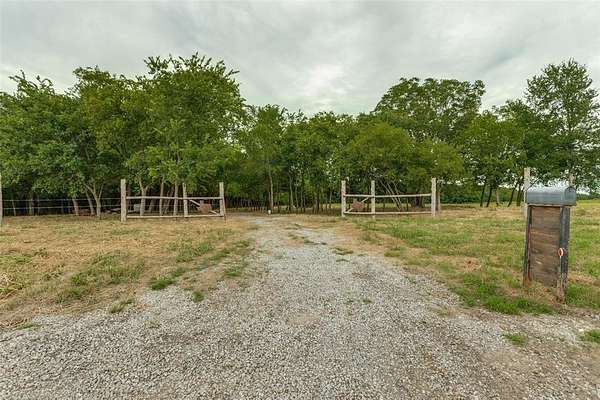 10 Acres of Land for Sale in Wolfe City, Texas