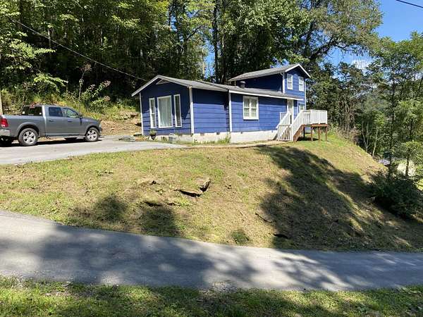 32 Acres of Recreational Land with Home for Sale in Pineville, Kentucky