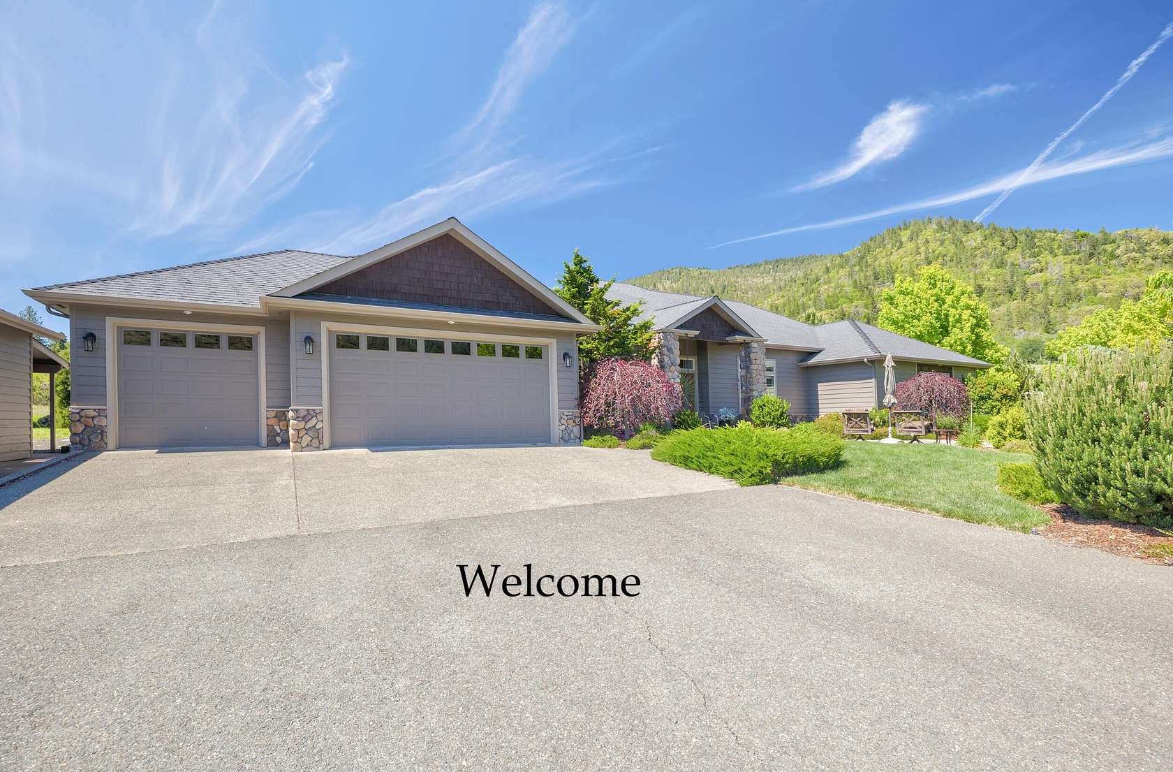 5 Acres of Residential Land with Home for Sale in Grants Pass, Oregon