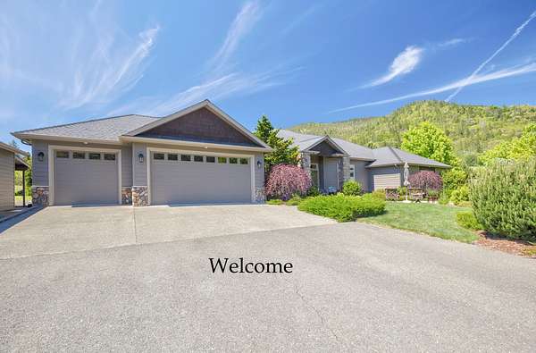 5 Acres of Residential Land with Home for Sale in Grants Pass, Oregon