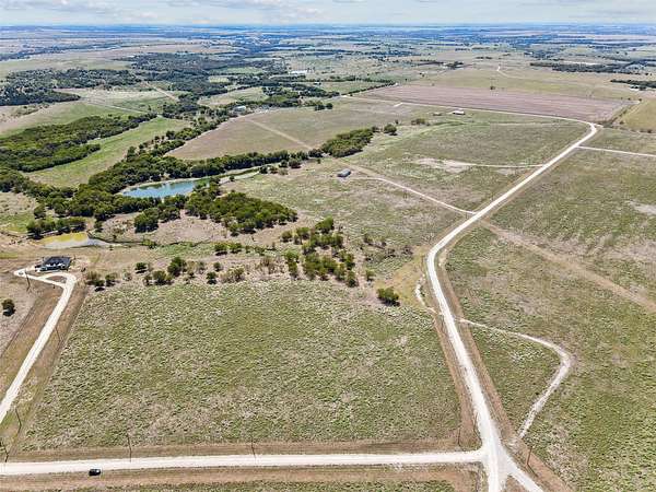 10 Acres of Land for Sale in Grandview, Texas