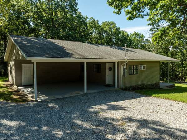 5.33 Acres of Residential Land with Home for Sale in Cave City, Arkansas