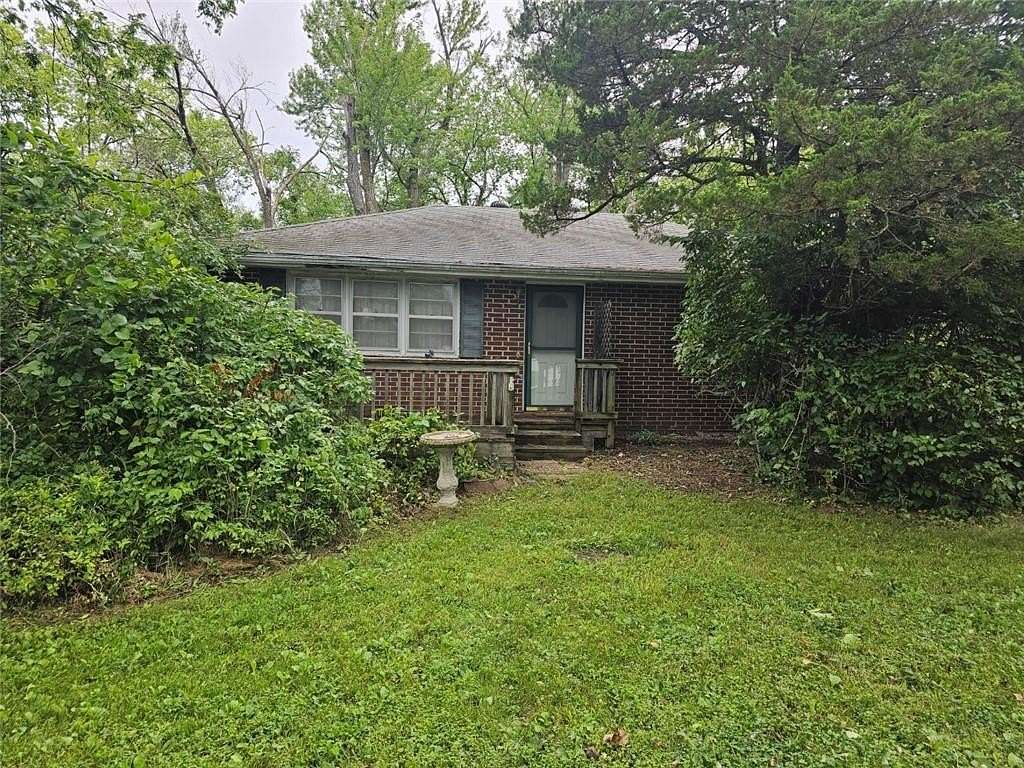 2.84 Acres of Residential Land with Home for Sale in Excelsior Springs, Missouri