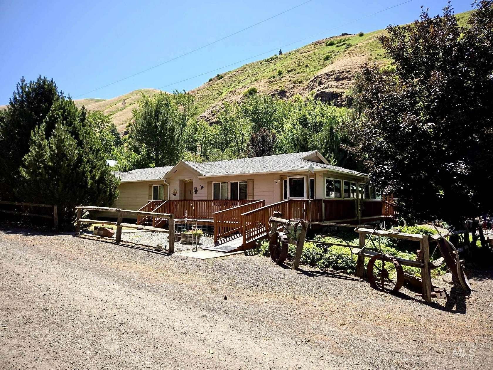 8.45 Acres of Residential Land with Home for Sale in Pomeroy, Washington