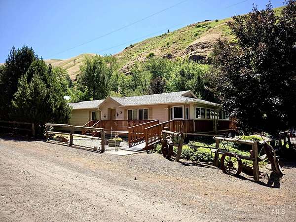 8.45 Acres of Residential Land with Home for Sale in Pomeroy, Washington