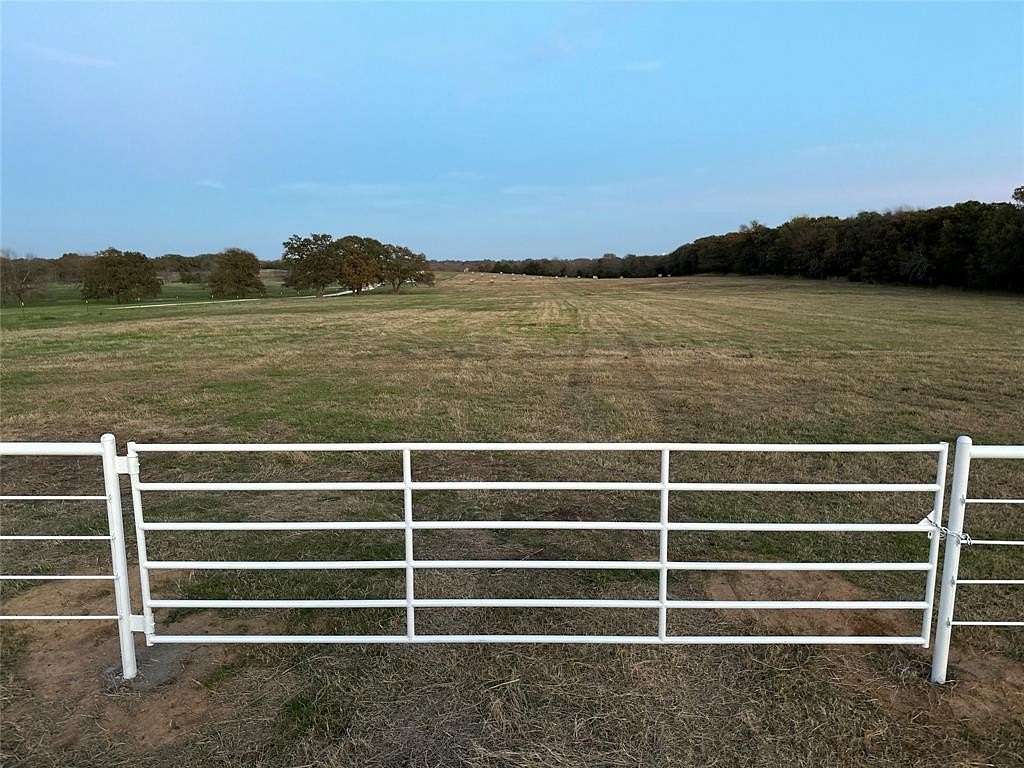 22 Acres of Agricultural Land for Sale in Collinsville, Texas