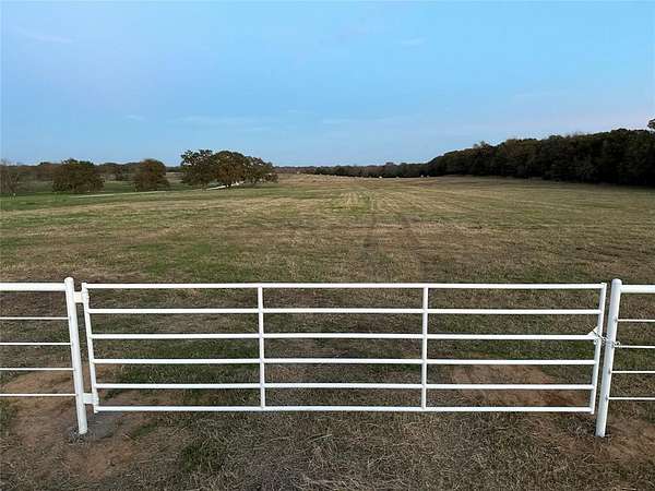 22 Acres of Agricultural Land for Sale in Collinsville, Texas