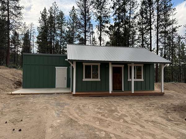 3 Acres of Residential Land with Home for Sale in Bonanza, Oregon