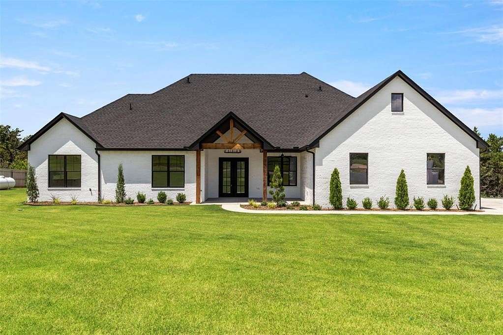 2.5 Acres of Residential Land with Home for Sale in Guthrie, Oklahoma