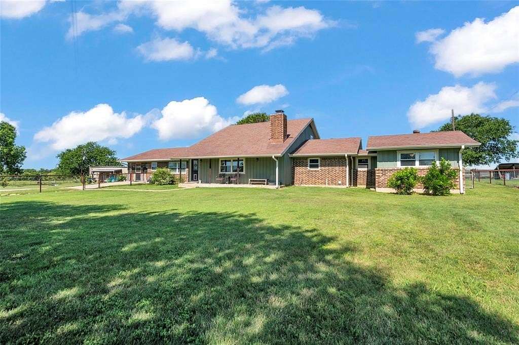 12.3 Acres of Land with Home for Sale in Moody, Texas