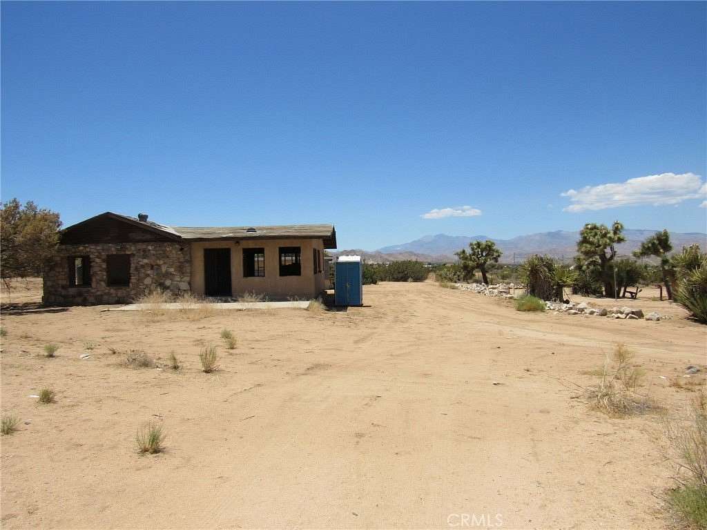 5 Acres of Residential Land with Home for Sale in Yucca Valley, California